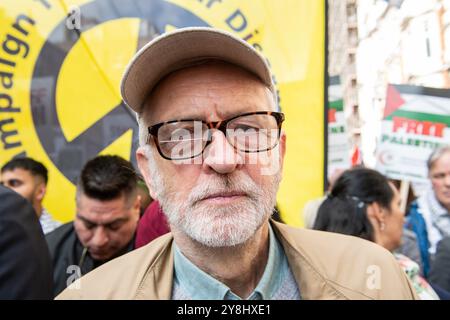 London, England, Großbritannien. Oktober 2024. Der ehemalige Labour-Führer Jeremy Corbyn nimmt an der Londoner Proteste Teil und tritt solidarisch mit den palästinensischen Rechten ein und fordert ein sofortiges Ende der anhaltenden Gewalt. Seine Anwesenheit unterstreicht die dringende Notwendigkeit einer friedlichen Beilegung des Konflikts, da Tausende sich versammeln, um für Gerechtigkeit zu eintreten. (Kreditbild: © Thomas Krych/ZUMA Press Wire) NUR REDAKTIONELLE VERWENDUNG! Nicht für kommerzielle ZWECKE! Stockfoto