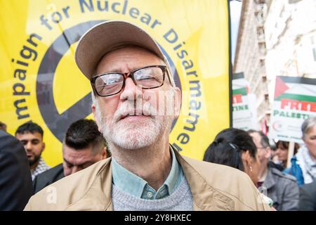 London, England, Großbritannien. Oktober 2024. Der ehemalige Labour-Führer Jeremy Corbyn nimmt an der Londoner Proteste Teil und tritt solidarisch mit den palästinensischen Rechten ein und fordert ein sofortiges Ende der anhaltenden Gewalt. Seine Anwesenheit unterstreicht die dringende Notwendigkeit einer friedlichen Beilegung des Konflikts, da Tausende sich versammeln, um für Gerechtigkeit zu eintreten. (Kreditbild: © Thomas Krych/ZUMA Press Wire) NUR REDAKTIONELLE VERWENDUNG! Nicht für kommerzielle ZWECKE! Stockfoto