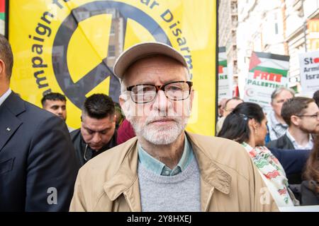 London, England, Großbritannien. Oktober 2024. Der ehemalige Labour-Führer Jeremy Corbyn nimmt an der Londoner Proteste Teil und tritt solidarisch mit den palästinensischen Rechten ein und fordert ein sofortiges Ende der anhaltenden Gewalt. Seine Anwesenheit unterstreicht die dringende Notwendigkeit einer friedlichen Beilegung des Konflikts, da Tausende sich versammeln, um für Gerechtigkeit zu eintreten. (Kreditbild: © Thomas Krych/ZUMA Press Wire) NUR REDAKTIONELLE VERWENDUNG! Nicht für kommerzielle ZWECKE! Stockfoto