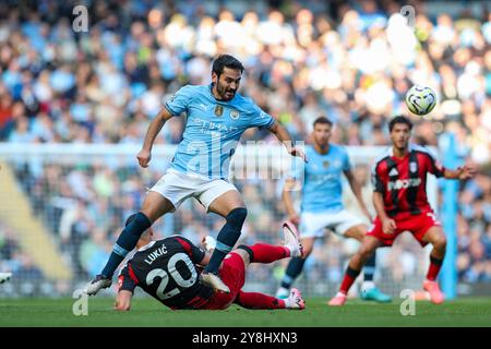 Manchester, Großbritannien. Oktober 2024. Manchester City Mittelfeldspieler Ilkay Gundogan (19), der am 5. Oktober 2024 im Etihad Stadium in Manchester, England, Vereinigtes Königreich, gespielt wurde von Fulham Mittelfeldspieler Sasa Lukic (20) während des Spiels Manchester City FC gegen Fulham FC English Premier League im Etihad Stadium, Manchester, England, United Kingdom Credit: Every Second Media/Alamy Live News Stockfoto