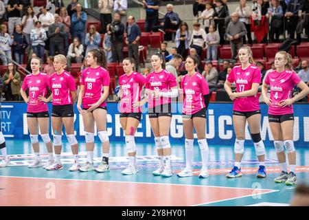 Stuttgart, Deutschland. Oktober 2024. Enttaeuschtes Team des VC Wiesbaden/GER, Allianz MTV Stuttgart vs. VC Wiesbaden Volleyball Bundesliga, VBL, Spielzeit 2024/2025, 05.10.2024 Foto: Eibner/Sandy Dinkelacker Credit: dpa/Alamy Live News Stockfoto