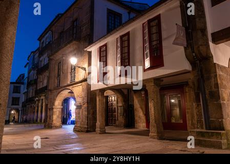 Leere kleine Rua do Vilar Straße mit alten Wohnhäusern und malerischen Passagen im Zentrum von Santiago de Compostela bei Nacht, Spanien Stockfoto