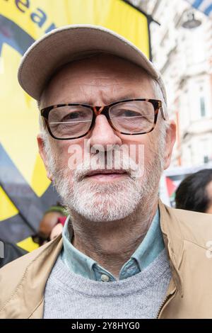 London, England, Großbritannien. Oktober 2024. Der ehemalige Labour-Führer Jeremy Corbyn nimmt an der Londoner Proteste Teil und tritt solidarisch mit den palästinensischen Rechten ein und fordert ein sofortiges Ende der anhaltenden Gewalt. Seine Anwesenheit unterstreicht die dringende Notwendigkeit einer friedlichen Beilegung des Konflikts, da Tausende sich versammeln, um für Gerechtigkeit zu eintreten. (Kreditbild: © Thomas Krych/ZUMA Press Wire) NUR REDAKTIONELLE VERWENDUNG! Nicht für kommerzielle ZWECKE! Stockfoto