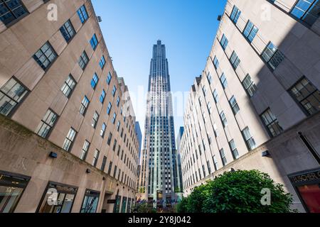 NEW YORK CITY - 19. MAI 2024: Tiefwinkelblick auf das Rockefeller Center in Midtown Manhattan, New York City. Stockfoto