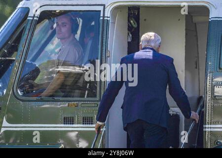 Washington, Vereinigte Staaten. Oktober 2024. US-Präsident Joe Biden betritt Marine One am 5. Oktober 2024 in Washington, DC Credit: Samuel Corum/Pool via CNP/dpa/Alamy Live News Stockfoto