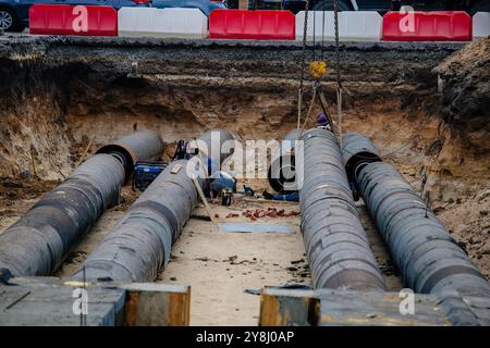 Prozess der Verlegung und Verbindung von Wasserversorgungs- oder Abwasserleitungen Stockfoto