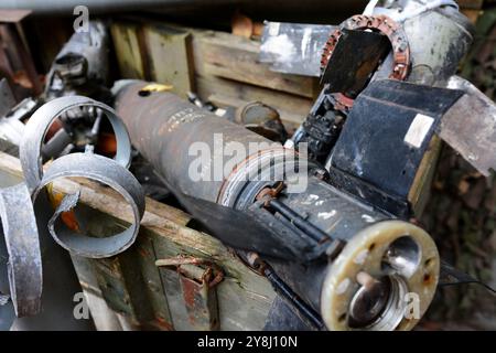 Trümmer russischer Raketen und Geschosse während einer militärischen Freiwilligenauktion zur Unterstützung der Streitkräfte der Ukraine, 5. Oktober 2024, Kiew, Ukraine Stockfoto