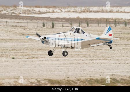 ESKISEHIR, TURKIYE - 17. SEPTEMBER 2023: Private Piper PA-25-260 Pawnee D (7656071) auf der Sivrihisar SHG Airshow Stockfoto