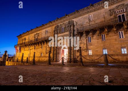 Berühmtes Hostal dos Reis Catolicos, Herberge der katholischen Könige am Obradoiro-Platz in Santiago de Compostela bei Nacht, Galicien in Spanien Stockfoto