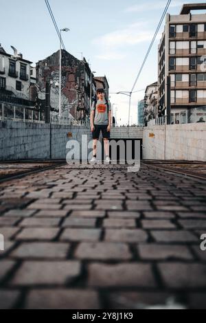 Der Mann stand vor dem U-Bahn-Tunnel in Porto, Portugal Stockfoto