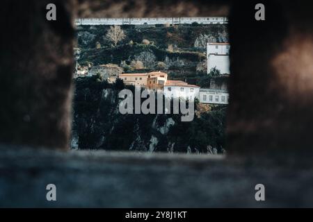 Blick auf die Häuser durch eine Wand an der Klippe neben dem Douro in Porto, Portugal Stockfoto