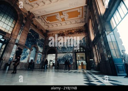 Azulejo Fliesen Wanddesign im Bahnhof Sao Bento in Porto, Portugal Stockfoto