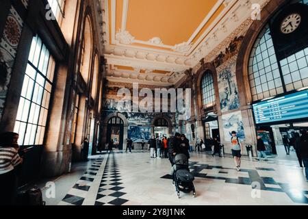 Innenaufnahme des Bahnhofs Sao Bento in Porto, Portugal, Azulejo-Fliesen Stockfoto