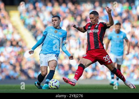 Manchester, Großbritannien. Oktober 2024. Manchester City Mittelfeldspieler Phil Foden (47) kämpft am 5. Oktober 2024 gegen Fulham Mittelfeldspieler Sasa Lukic (20) während des Spiels Manchester City FC gegen Fulham FC English Premier League im Etihad Stadium, Manchester, England, Vereinigtes Königreich Credit: Every Second Media/Alamy Live News Stockfoto