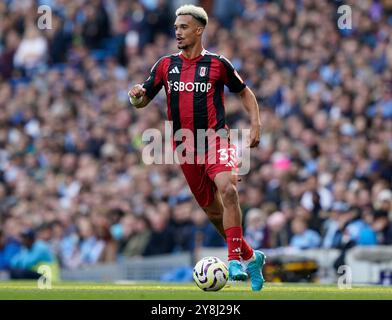 Manchester, Großbritannien. Oktober 2024. Antonee Robinson aus Fulham während des Premier League-Spiels im Etihad Stadium in Manchester. Der Bildnachweis sollte lauten: Andrew Yates/Sportimage Credit: Sportimage Ltd/Alamy Live News Stockfoto