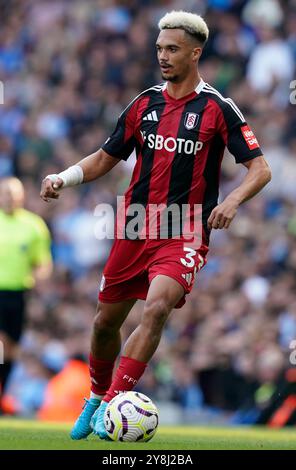 Manchester, Großbritannien. Oktober 2024. Antonee Robinson aus Fulham während des Premier League-Spiels im Etihad Stadium in Manchester. Der Bildnachweis sollte lauten: Andrew Yates/Sportimage Credit: Sportimage Ltd/Alamy Live News Stockfoto