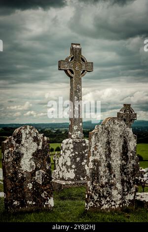 Ein keltisches Kreuz in Friedhöfen am Rock of Cashel, einem Symbol für irisches Erbe und Kultur, Cashel, County Tipperary, Irland Stockfoto