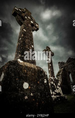 Ein keltisches Kreuz in Friedhöfen am Rock of Cashel, einem Symbol für irisches Erbe und Kultur, Cashel, County Tipperary, Irland Stockfoto