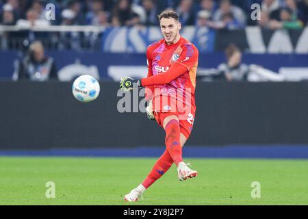 Deutschland. Oktober 2024. Fussball 2. Bundesliga 8. Spieltag FC Schalke 04 - Hertha BSC Berlin am 05.10.2024 in der Veltins Arena in Gelsenkirchen Justin Heekeren ( Schalke ) DFL-Vorschriften verbieten jede Verwendung von Fotografien als Bildsequenzen und/oder Quasi-Video. Foto: Revierfoto Credit: ddp Media GmbH/Alamy Live News Stockfoto