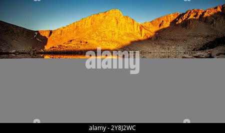 Cottonwood Lakes, Kalifornien, USA. Oktober 2024. Der Sonnenaufgang war an einem frühen Oktobermorgen an den Cottonwood Lakes in den östlichen Sierra Nevada Mountains glorreich. Dies war der Blick auf den Cottonwood Lake #5, der nordwestlich vom höchsten der fünf Seen im Cottonwood Lake Basin aus einer Höhe von 11.200 Metern lag. Die Cottonwood Lakes können zu Fuß von Horseshoe Meadows aus auf einer 10 km langen Wanderung erreicht werden. Die nächstgelegene Stadt ist Lone Pine, Kalifornien. (Kreditbild: © Bruce Chambers/ZUMA Press Wire) NUR REDAKTIONELLE VERWENDUNG! Nicht für kommerzielle ZWECKE! Stockfoto