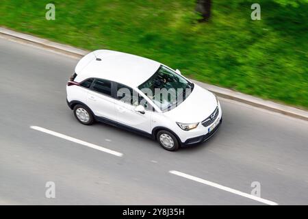 OSTRAVA, TSCHECHIEN – 10. APRIL 2024: Weißer Opel Crossland X Crossover mit Bewegungsunschärfe Stockfoto