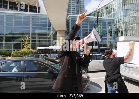 Chicago, USA. Oktober 2024. Mit massiven aufblasbaren Affen protestierte PETA vor der Society for Neuroscience Conference am McCormick Place in Chicago, Illinois, USA am 5. Oktober 2024. Da viele Vivistoren anwesend sind, fordert das PETA ein Ende grausamer Tierversuche, die Finanzierung humaner nicht-tierischer Forschung und die Förderung des "Research Modernization Deal", einer bahnbrechenden Strategie, Tiere in Experimenten durch menschlich relevante Modelle zu ersetzen. (Foto: Alexandra Buxbaum/SIPA USA) Credit: SIPA USA/Alamy Live News Stockfoto