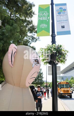 Chicago, USA. Oktober 2024. Mit massiven aufblasbaren Affen protestierte PETA vor der Society for Neuroscience Conference am McCormick Place in Chicago, Illinois, USA am 5. Oktober 2024. Da viele Vivistoren anwesend sind, fordert das PETA ein Ende grausamer Tierversuche, die Finanzierung humaner nicht-tierischer Forschung und die Förderung des "Research Modernization Deal", einer bahnbrechenden Strategie, Tiere in Experimenten durch menschlich relevante Modelle zu ersetzen. (Foto: Alexandra Buxbaum/SIPA USA) Credit: SIPA USA/Alamy Live News Stockfoto