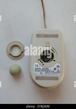 Alte Computermaus, die nach dem Prinzip einer Kugel auf einem Tisch läuft. Computerzubehör für Computer. Heller Hintergrund. Stockfoto