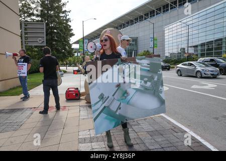 Chicago, USA. Oktober 2024. Mit massiven aufblasbaren Affen protestierte PETA vor der Society for Neuroscience Conference am McCormick Place in Chicago, Illinois, USA am 5. Oktober 2024. Da viele Vivistoren anwesend sind, fordert das PETA ein Ende grausamer Tierversuche, die Finanzierung humaner nicht-tierischer Forschung und die Förderung des "Research Modernization Deal", einer bahnbrechenden Strategie, Tiere in Experimenten durch menschlich relevante Modelle zu ersetzen. (Foto: Alexandra Buxbaum/SIPA USA) Credit: SIPA USA/Alamy Live News Stockfoto