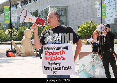 Chicago, USA. Oktober 2024. Mit massiven aufblasbaren Affen protestierte PETA vor der Society for Neuroscience Conference am McCormick Place in Chicago, Illinois, USA am 5. Oktober 2024. Da viele Vivistoren anwesend sind, fordert das PETA ein Ende grausamer Tierversuche, die Finanzierung humaner nicht-tierischer Forschung und die Förderung des "Research Modernization Deal", einer bahnbrechenden Strategie, Tiere in Experimenten durch menschlich relevante Modelle zu ersetzen. (Foto: Alexandra Buxbaum/SIPA USA) Credit: SIPA USA/Alamy Live News Stockfoto