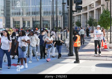 Chicago, USA. Oktober 2024. Mit massiven aufblasbaren Affen protestierte PETA vor der Society for Neuroscience Conference am McCormick Place in Chicago, Illinois, USA am 5. Oktober 2024. Da viele Vivistoren anwesend sind, fordert das PETA ein Ende grausamer Tierversuche, die Finanzierung humaner nicht-tierischer Forschung und die Förderung des "Research Modernization Deal", einer bahnbrechenden Strategie, Tiere in Experimenten durch menschlich relevante Modelle zu ersetzen. (Foto: Alexandra Buxbaum/SIPA USA) Credit: SIPA USA/Alamy Live News Stockfoto