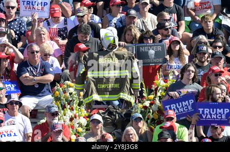 Butler, Usa. Oktober 2024. Der Mantel des Feuerwehrmannes Corey Camperatore, der während des Attentats auf den ehemaligen Präsidenten Donald Trump im Juli getötet wurde, wird während der Kundgebung auf dem Gelände der Butler Farm Show gezeigt, bevor der ehemalige Präsident Donald Trump am Samstag, den 5. Oktober 2024 in Butler, Pennsylvania, eintraf. Foto von Archie Carpenter/UPI. Quelle: UPI/Alamy Live News Stockfoto