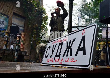 Kiew, Ukraine. Oktober 2024. Straßenschild der Stadt Sudzha in der Region Kursk, vorgestellt während einer militärischen Freiwilligenauktion zu Hilfe der Streitkräfte der Ukraine, 5. Oktober 2024, Kiew, Ukraine (Credit Image: © Aleksandr Gusev/SOPA images via ZUMA Press Wire) NUR REDAKTIONELLE VERWENDUNG! Nicht für kommerzielle ZWECKE! Stockfoto