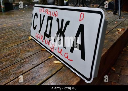 Kiew, Ukraine. Oktober 2024. Straßenschild der Stadt Sudzha in der Region Kursk, vorgestellt während einer militärischen Freiwilligenauktion zu Hilfe der Streitkräfte der Ukraine, 5. Oktober 2024, Kiew, Ukraine (Credit Image: © Aleksandr Gusev/SOPA images via ZUMA Press Wire) NUR REDAKTIONELLE VERWENDUNG! Nicht für kommerzielle ZWECKE! Stockfoto