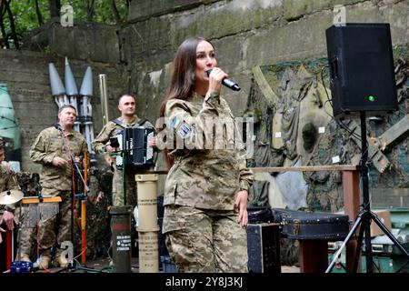 Kiew, Ukraine. Oktober 2024. Soldaten singen während einer militärischen Freiwilligenauktion zu Hilfe der Streitkräfte der Ukraine, 5. Oktober 2024, Kiew, Ukraine (Foto: © Aleksandr Gusev/SOPA Bilder via ZUMA Press Wire) NUR REDAKTIONELLE VERWENDUNG! Nicht für kommerzielle ZWECKE! Stockfoto