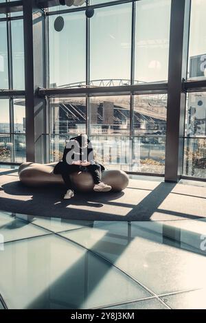 Mann saß vor Estadio do Dragao View auf seinem Handy in Porto, Portugal Stockfoto