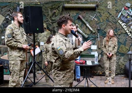 Kiew, Ukraine. Oktober 2024. Soldaten singen während einer militärischen Freiwilligenauktion zu Hilfe der Streitkräfte der Ukraine, 5. Oktober 2024, Kiew, Ukraine (Foto: © Aleksandr Gusev/SOPA Bilder via ZUMA Press Wire) NUR REDAKTIONELLE VERWENDUNG! Nicht für kommerzielle ZWECKE! Stockfoto