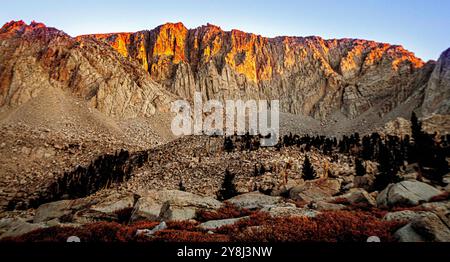 Cottonwood Lakes, Kalifornien, USA. Oktober 2024. Der Sonnenaufgang war an einem frühen Oktobermorgen an den Cottonwood Lakes in den östlichen Sierra Nevada Mountains glorreich. Dies war der Blick auf den Cottonwood Lake #5, der nordwestlich vom höchsten der fünf Seen im Cottonwood Lake Basin aus einer Höhe von 11.200 Metern lag. Die Cottonwood Lakes können zu Fuß von Horseshoe Meadows aus auf einer 10 km langen Wanderung erreicht werden. Die nächstgelegene Stadt ist Lone Pine, Kalifornien. (Kreditbild: © Bruce Chambers/ZUMA Press Wire) NUR REDAKTIONELLE VERWENDUNG! Nicht für kommerzielle ZWECKE! Stockfoto