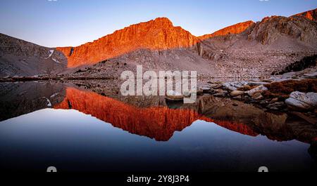 Cottonwood Lakes, Kalifornien, USA. Oktober 2024. Der Sonnenaufgang war an einem frühen Oktobermorgen an den Cottonwood Lakes in den östlichen Sierra Nevada Mountains glorreich. Dies war der Blick auf den Cottonwood Lake #5, der nordwestlich vom höchsten der fünf Seen im Cottonwood Lake Basin aus einer Höhe von 11.200 Metern lag. Die Cottonwood Lakes können zu Fuß von Horseshoe Meadows aus auf einer 10 km langen Wanderung erreicht werden. Die nächstgelegene Stadt ist Lone Pine, Kalifornien. (Kreditbild: © Bruce Chambers/ZUMA Press Wire) NUR REDAKTIONELLE VERWENDUNG! Nicht für kommerzielle ZWECKE! Stockfoto