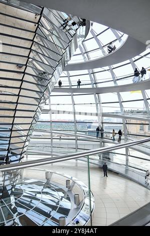 Glaskuppel über der Diskussionskammer im Reichstag, Berlin, Architekt Norman Foster Stockfoto