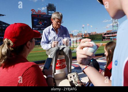 Philadelphia, Usa. Oktober 2024. Philadelphia Phillies Besitzer John Middleton verteilt Baseballs vor dem Start des Spiels eins der MLB NLDS gegen die New York Mets im Citizens Bank Park in Philadelphia, Pennsylvania am Samstag, den 5. Oktober 2024. Foto: Laurence Kesterson/UPI Credit: UPI/Alamy Live News Stockfoto