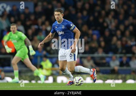 Liverpool, Großbritannien. Oktober 2024. James Tarkowski von Everton in Aktion. Premier League Spiel Everton gegen Newcastle United am Samstag, den 5. Oktober 2024, im Goodison Park in Liverpool. Dieses Bild darf nur für redaktionelle Zwecke verwendet werden. Nur redaktionelle Verwendung, Bild von Chris Stading/Andrew Orchard Sportfotografie/Alamy Live News Credit: Andrew Orchard Sportfotografie/Alamy Live News Stockfoto