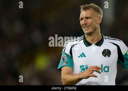 Liverpool, Großbritannien. Oktober 2024. Dan Burn von Newcastle United sieht zu. Premier League Spiel Everton gegen Newcastle United am Samstag, den 5. Oktober 2024, im Goodison Park in Liverpool. Dieses Bild darf nur für redaktionelle Zwecke verwendet werden. Nur redaktionelle Verwendung, Bild von Chris Stading/Andrew Orchard Sportfotografie/Alamy Live News Credit: Andrew Orchard Sportfotografie/Alamy Live News Stockfoto