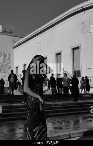 Ghioaca Andreea-Roxana trägt ein funkelndes dunkelblaues Kleid und eine Puchtasche auf der Elie Saab Show für die Paris Fashion Week SS25 Stockfoto