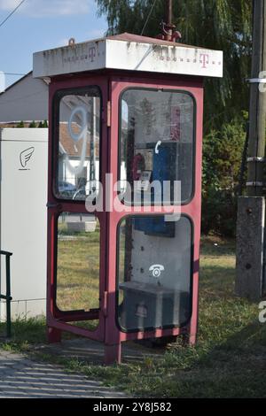 Eine Telefonzelle in Ungarn welch ein noch seltener Anblick. Stockfoto