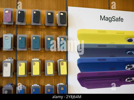 Paris, Frankreich - 20. September 2024: Im Apple Store werden mehrere MagSafe-Hüllen aus Kunststoff, Silikon und FineWoven ausgestellt, nachdem Apple die neueste Ankündigung angekündigt hat Stockfoto