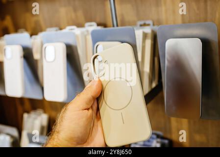 Paris, Frankreich - 20. September 2024: Gelbe Kunststoffhülle für das iPhone 16 von Beats, mit mehreren Hüllen im Hintergrund in einem Apple Store Stockfoto