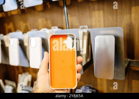 Paris, Frankreich – 20. September 2024: Bewundern Sie das Innendesign der Apple Beats Kunststoffhülle für das neue iPhone 16 Smartphone mit schlanker Verpackung Stockfoto