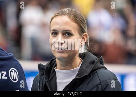 Stuttgart, Deutschland. Oktober 2024. Kim Oszvald-Renkema (Sportdirektorin Allianz MTV Stuttgart)/GER, Allianz MTV Stuttgart vs. VC Wiesbaden Volleyball Bundesliga, VBL, Spielzeit 2024/2025, 05.10.2024 Foto: Eibner/Sandy Dinkelacker Credit: dpa/Alamy Live News Stockfoto