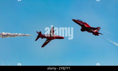 Duxford, Cambridgeshire, Großbritannien. Oktober 2024. Das RAF Aerobatic Team, das Red Arrows Synchro-Paar, führt einen schnellen Gegnerpass beim Duxford Flying Finale durch. Dies war ihre letzte öffentliche Ausstellung der Flugsaison 2024. Quelle: Stuart Robertson/Alamy Live News. Stockfoto